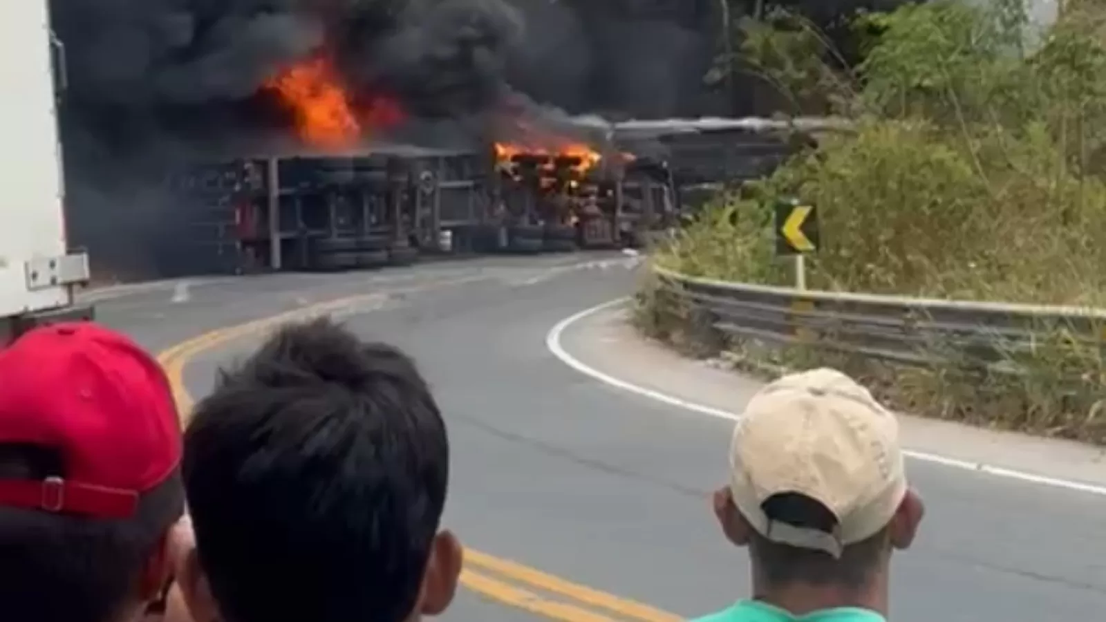 Acidente Grave na BR-222: Caminhões Colidem e Pegam Fogo em Tianguá