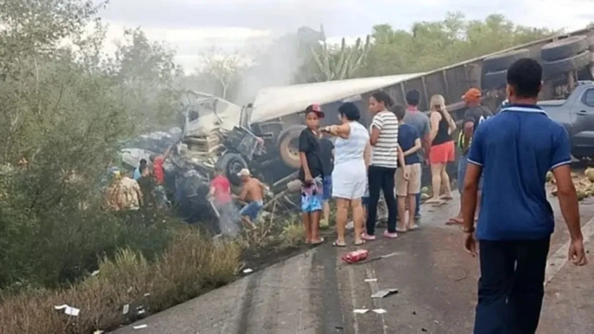 Acidente na BR-116 deixa 16 vítimas fatais na Bahia