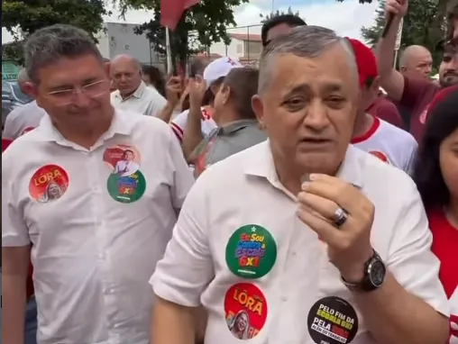 Adesivo de Luizianne Lins para o Senado é visto em evento do PT