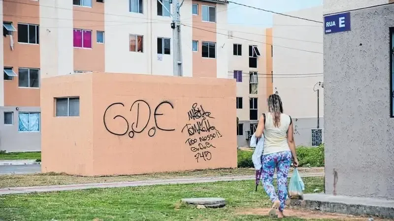 Advogada suspeita de ligação com facção criminosa é solta