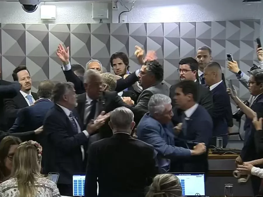 Agressão marca CPMI do INSS: Deputado Rogério Correia ataca Luiz Lima