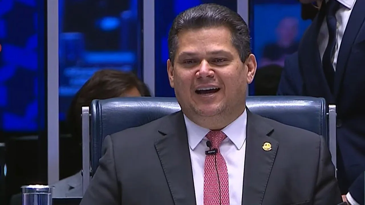 Alcolumbre promulga PECs da escala 6x1 e de agentes