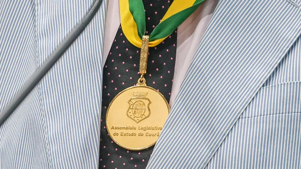 Alece entrega Medalha 13 de Maio a personalidades