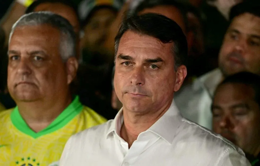Aliado de Trump afirma que Flávio Bolsonaro chegou aos EUA em segurança