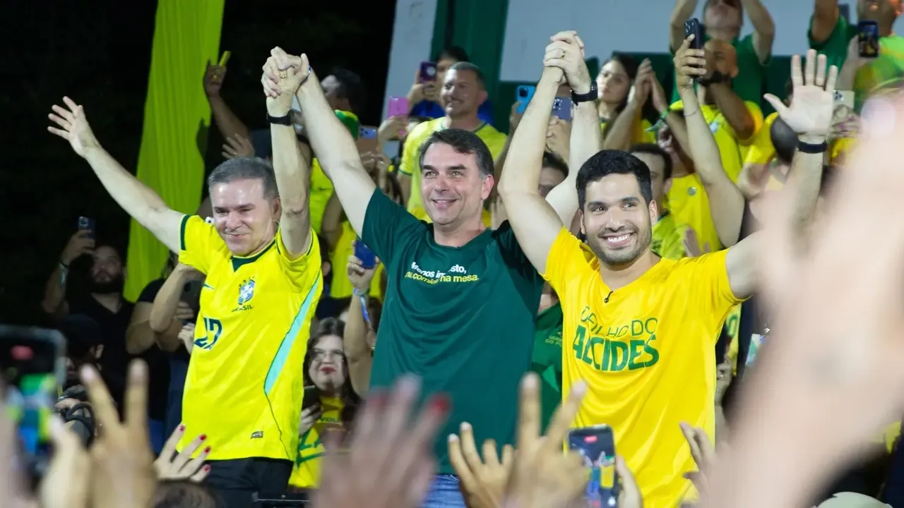 Aliados de Flávio Bolsonaro miram votos de Ciro no Ceará