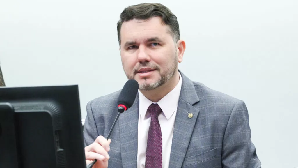 Aliança Cid-Moses para 2026 gera racha profundo na família Ferreira Gomes