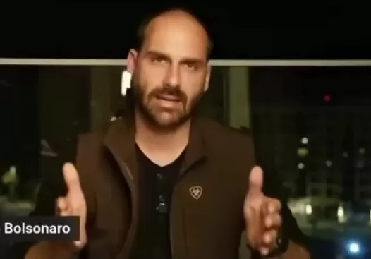 Após perda de mandato, Eduardo Bolsonaro avalia pedido de passaporte 'apátrida'