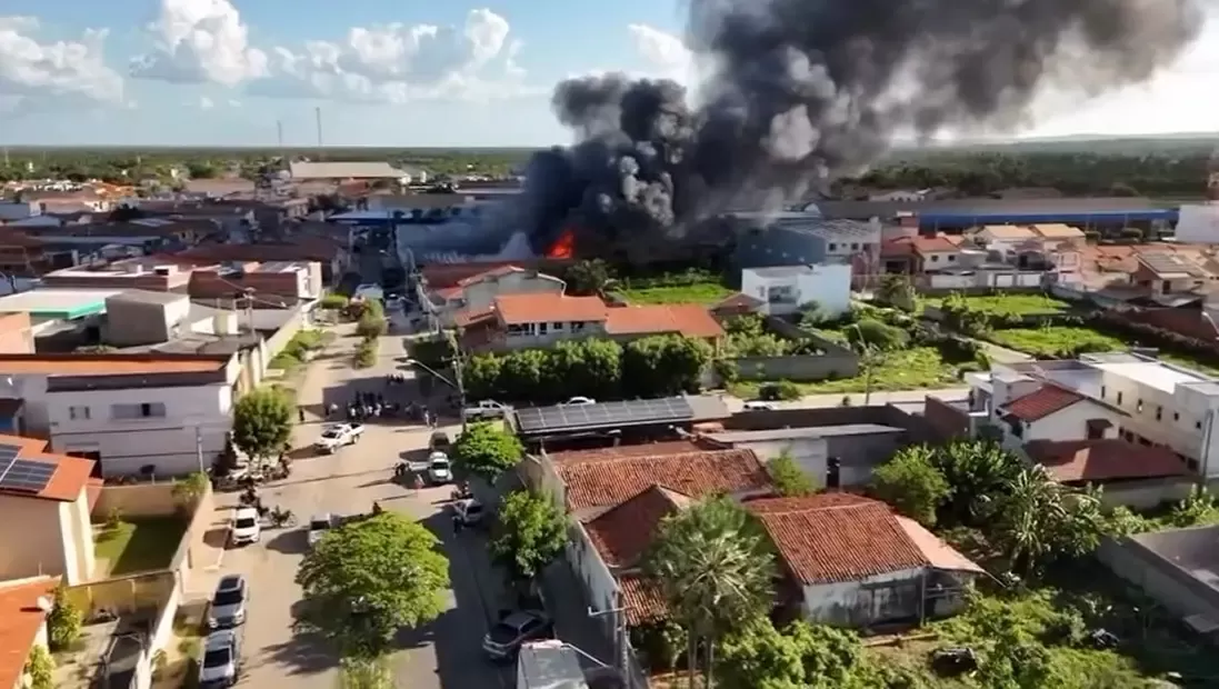 Aracati: Incêndio de Grandes Proporções em Galpão de Rações e Químicos Mantém Alerta