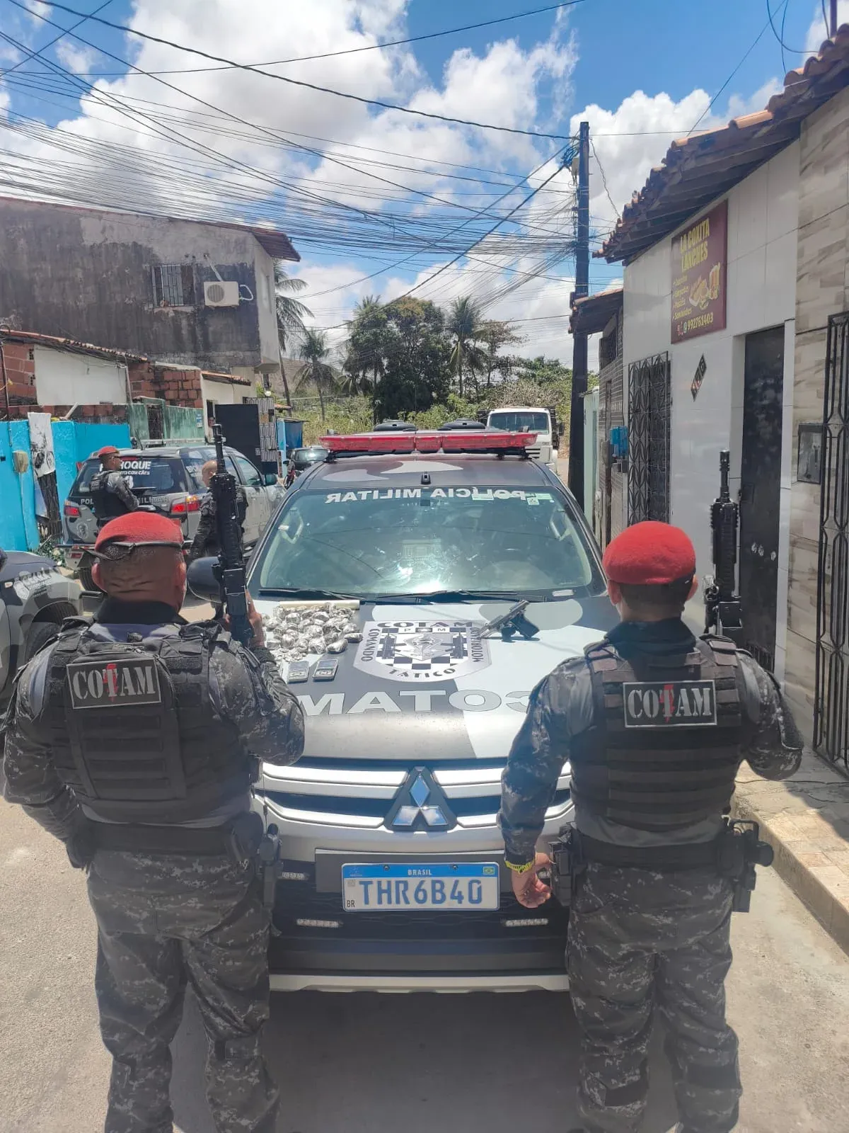 Arma e drogas são apreendidas no bairro Barroso