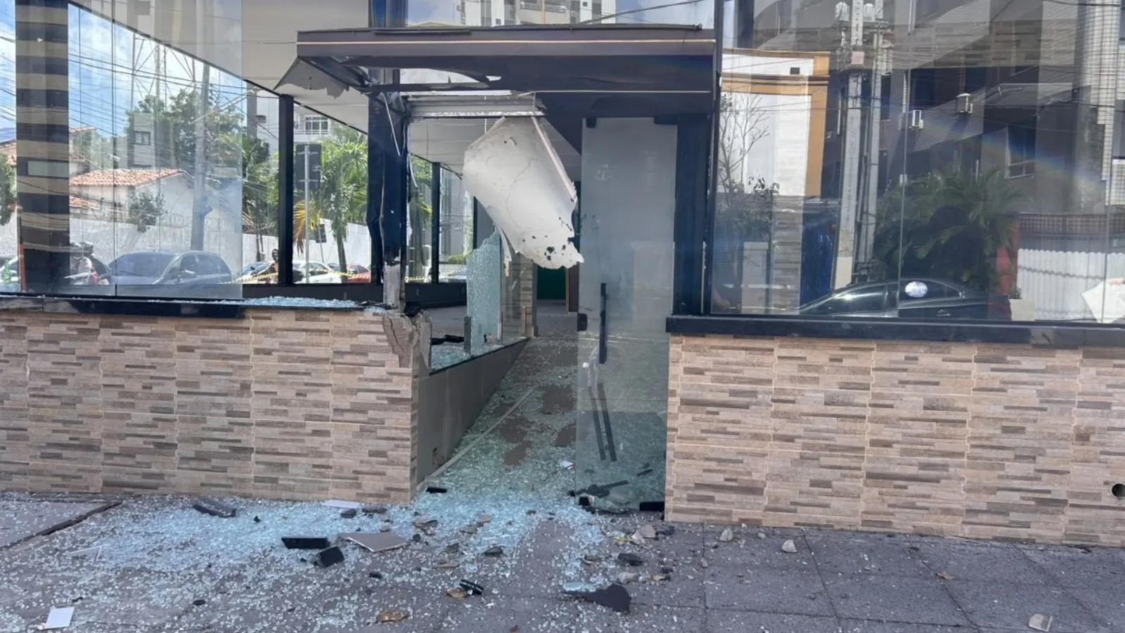 Artefato explode e danifica restaurante em área nobre de Fortaleza