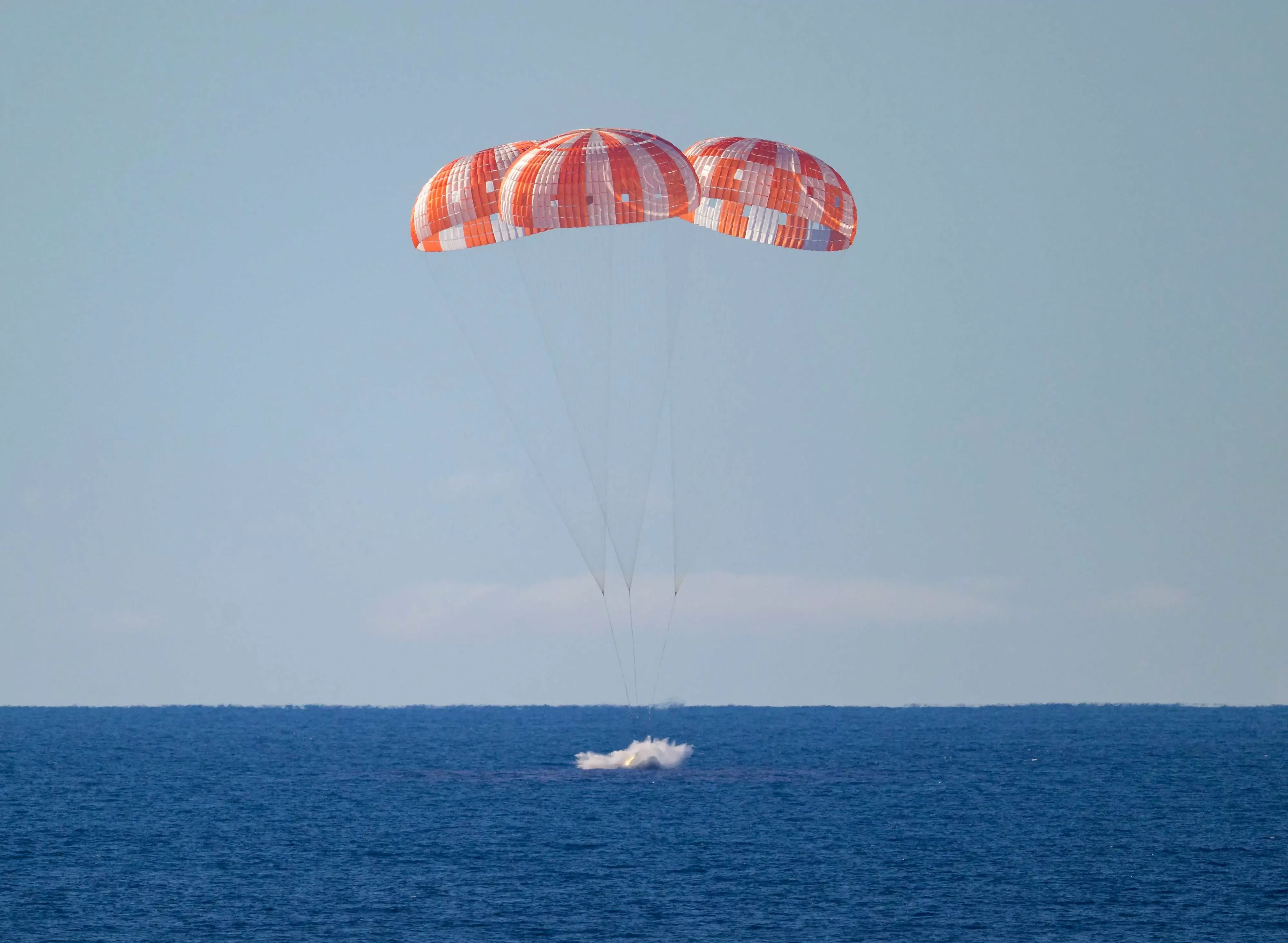 Artemis II: Astronautas retornam à Terra em pouso de alto risco no Pacífico