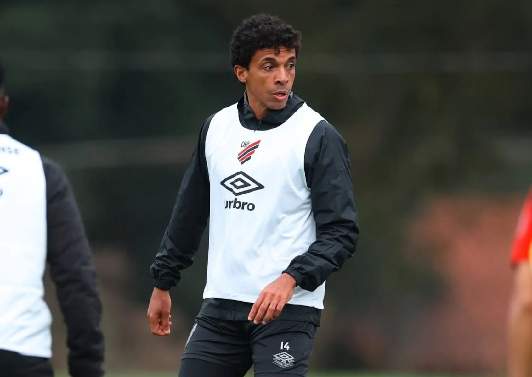 Athletico tem retornos importantes em treino com bola