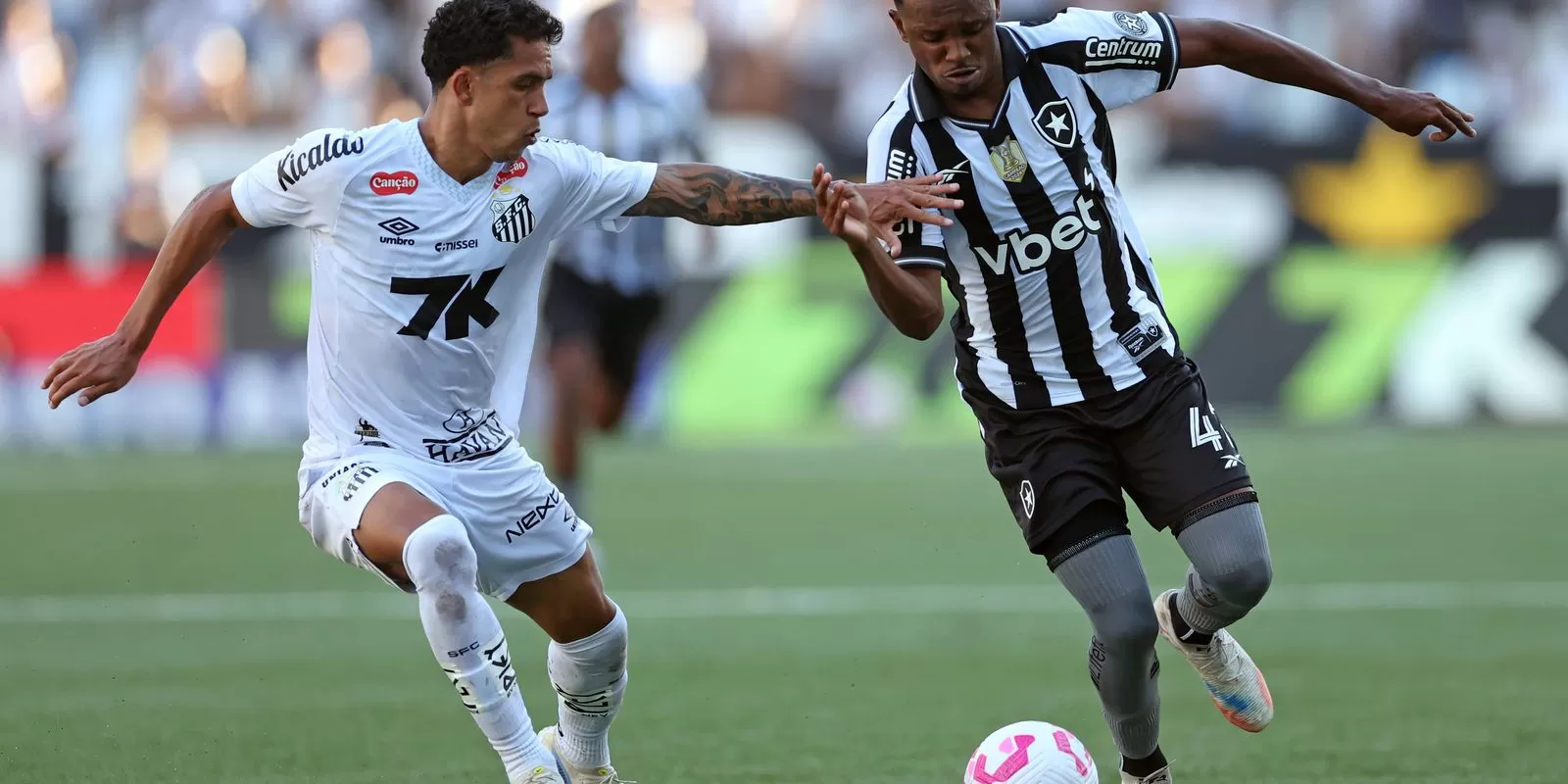 Botafogo cede empate ao Santos no Nilton Santos após liderar duas vezes no Brasileirão