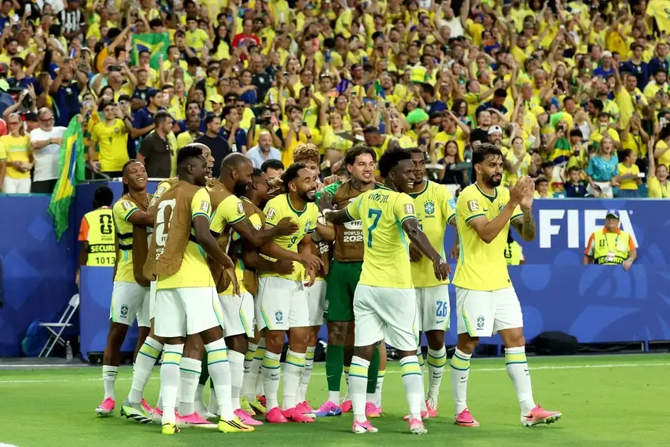 Brasil avança como líder e inicia mata-mata da Copa
