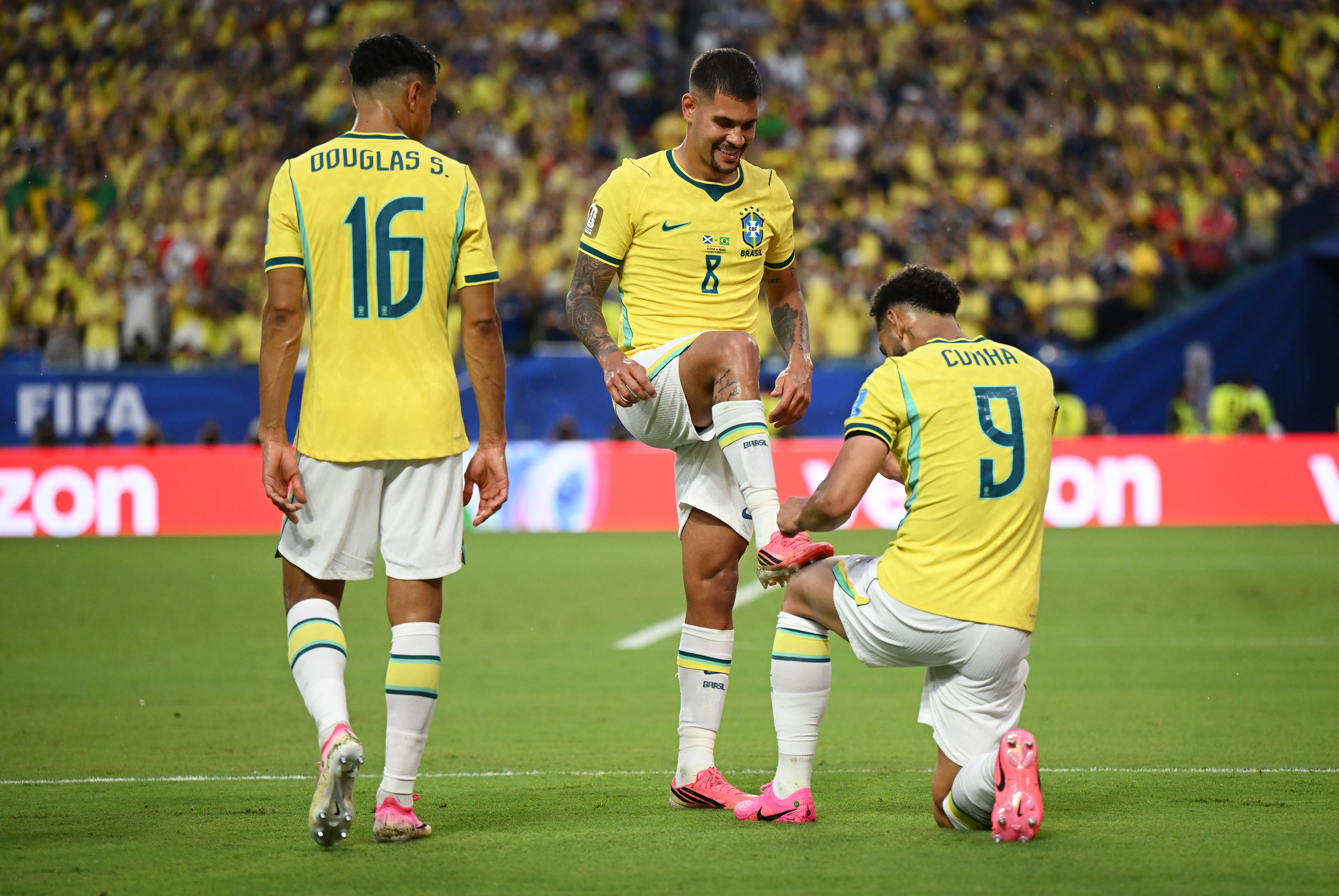 Bruno Guimarães e Danilo se destacam em vitória do Brasil