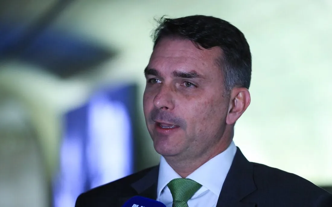 Caiado e Zema se distanciam de Flávio Bolsonaro