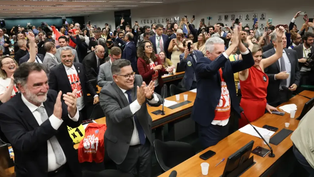 Câmara aprova fim da escala 6X1 e reduz jornada