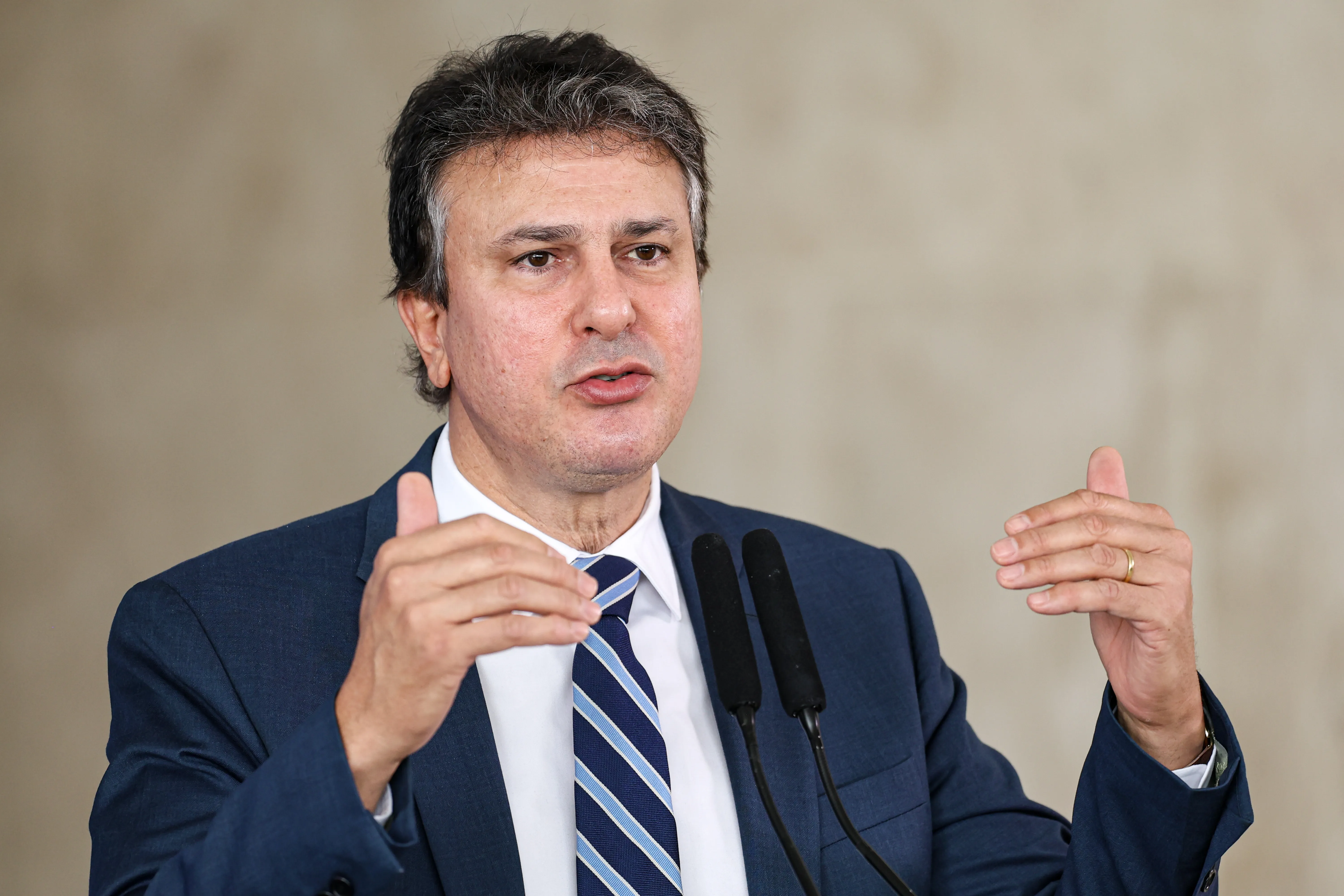 Camilo Santana confirma Elmano de Freitas à reeleição e defende vice mulher