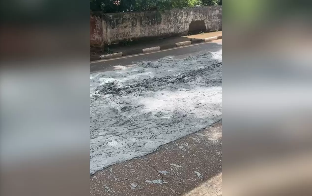 Caminhão betoneira tomba e derrama concreto em rodovia de Itapetininga