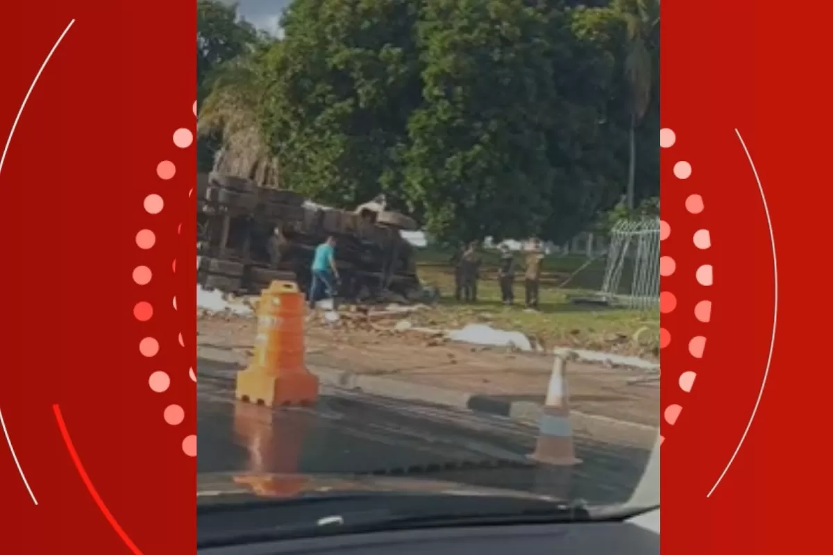 Caminhão tomba e derruba muro e semáforo em Batalhão do Exército em Cuiabá