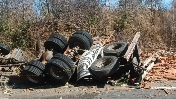 Caminhão tomba e deixa três mortos na CE-265
