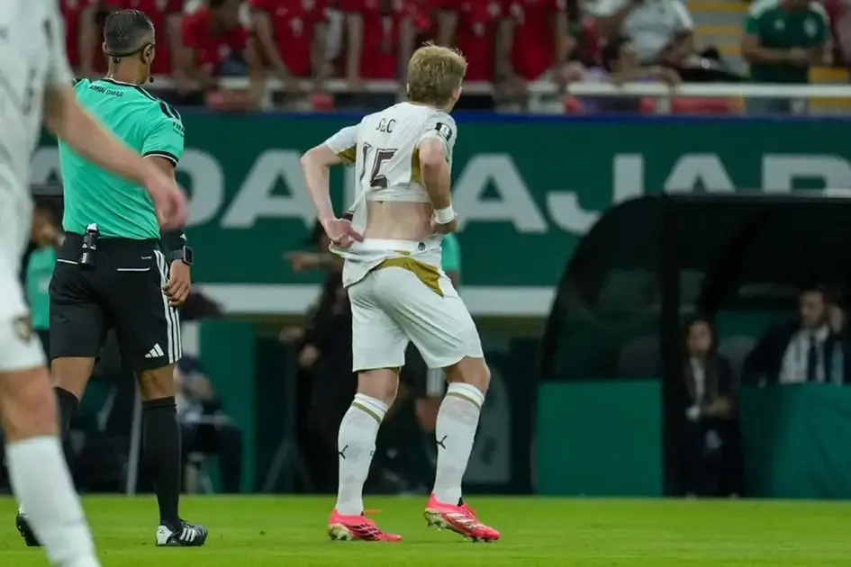 Camisa rasgada marca jogo da Copa do Mundo 2026