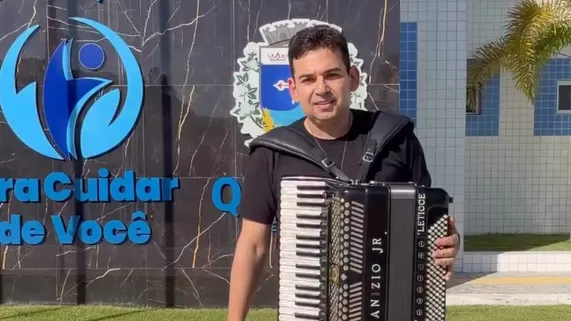 Cantor Anízio Júnior cobra publicamente cachê da Prefeitura de Quixelô por show