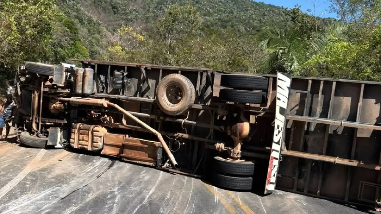 Carreta tombada na BR-222 em Tianguá é movida para o acostamento e trânsito é liberado