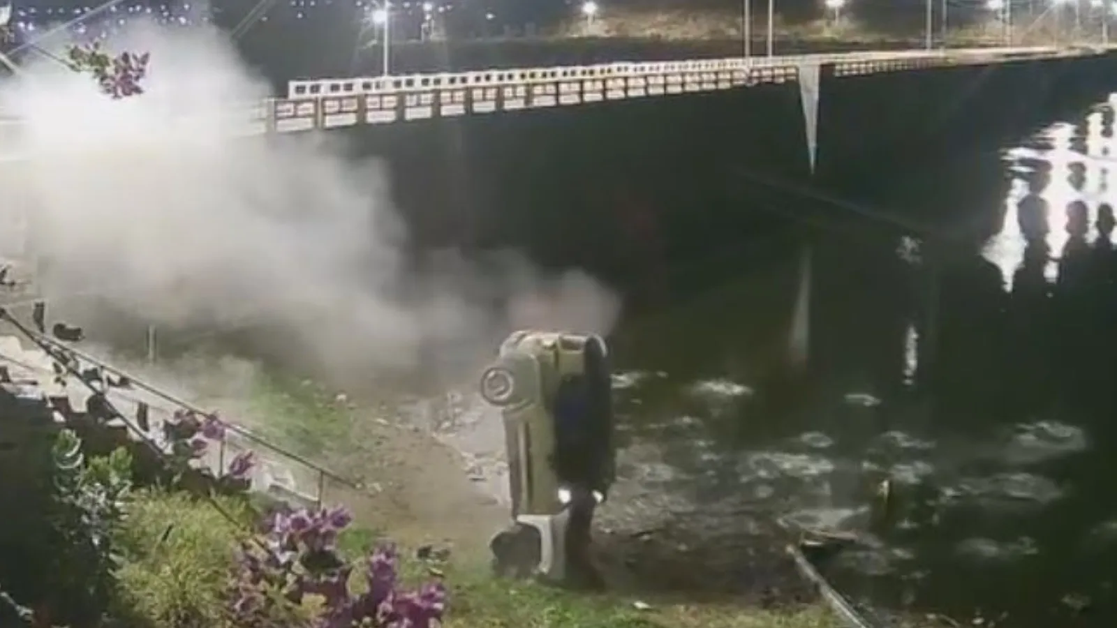 Carro cai de bico em barragem após motorista perder controle