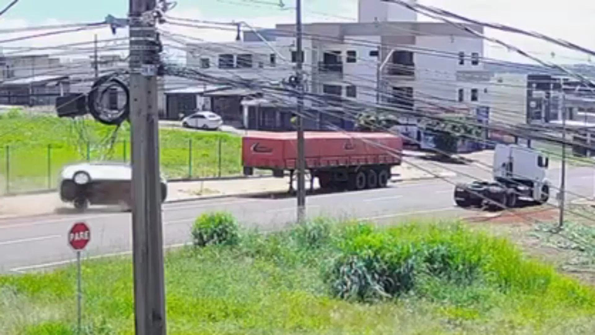 Carro capota e vai parar debaixo de carreta em Cascavel; motorista sai ileso