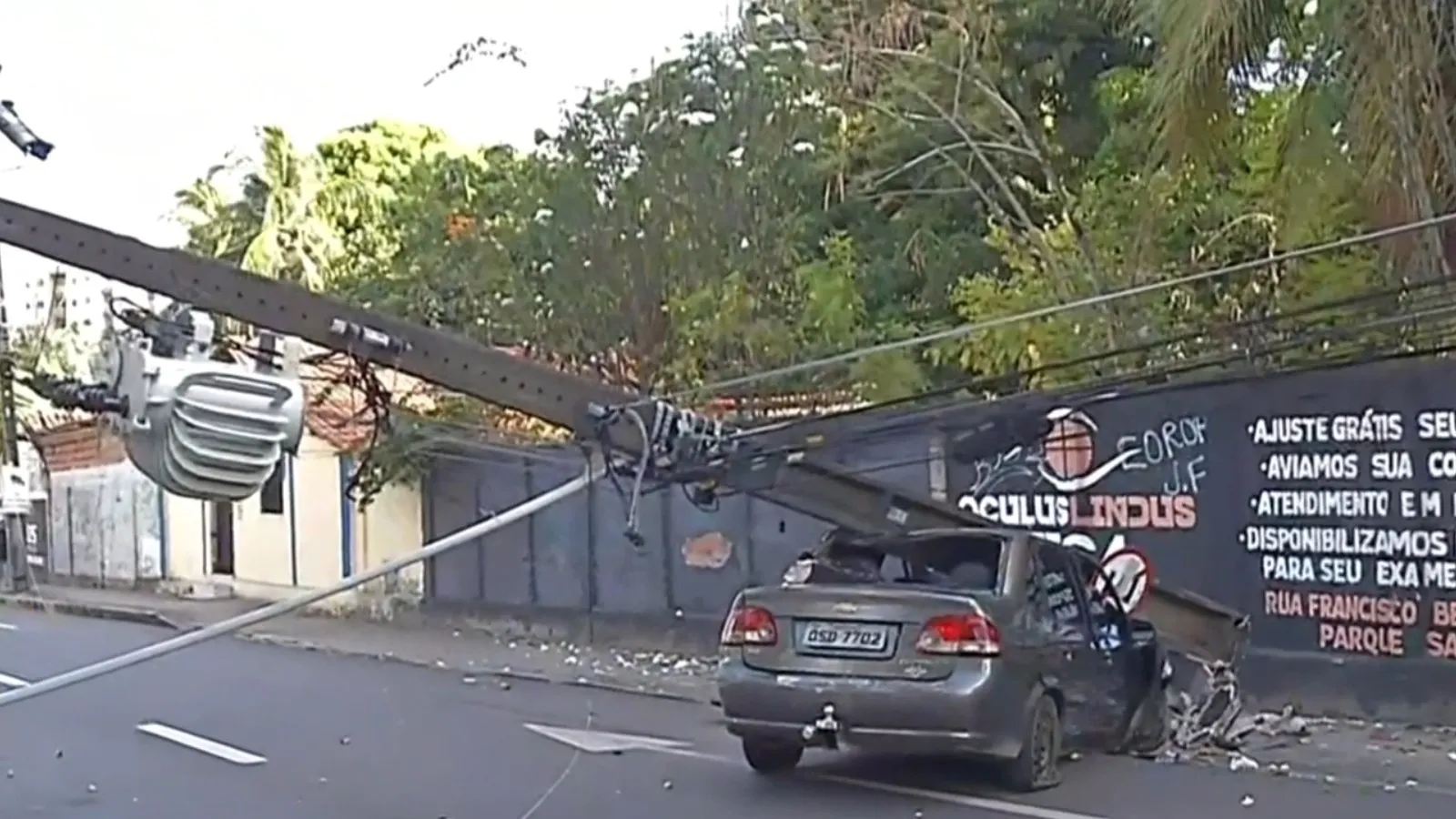 Carro derruba poste e complica trânsito em Fortaleza