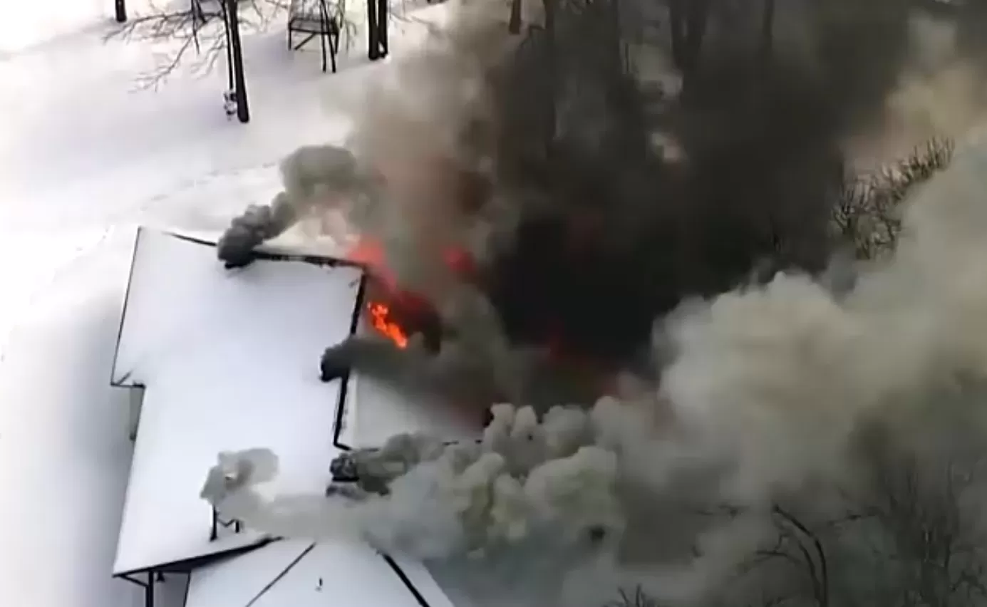 Casa em Chamas Sob Neve Intensa nos EUA: Imagens Chocam