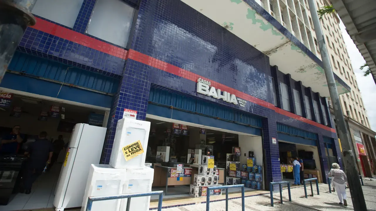 Casas Bahia realiza leilões de eletrônicos com descontos