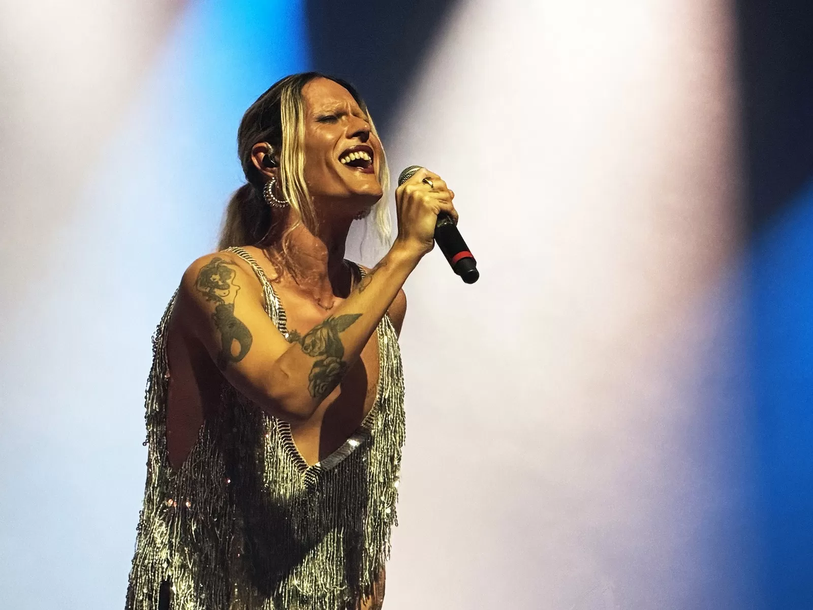 Catto Incendeia o Rio com 'Caminhos Selvagens' em Explosão de Liberdade Artística