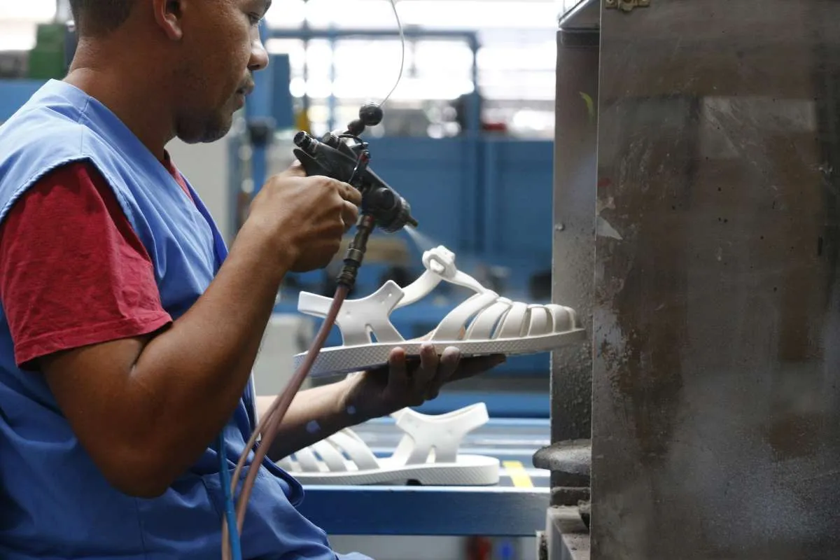 Ceará lidera produção e exportações de calçados em 2025