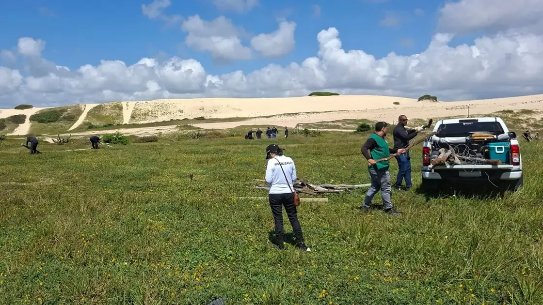 Cercas são retiradas de área de preservação em Fortaleza