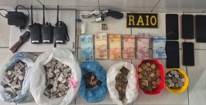 Cerco policial no Canindezinho resulta em três presos