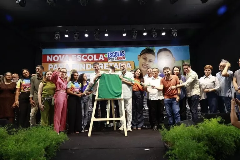 Cid Gomes oficializa apoio à reeleição de Elmano e aliança com Camilo Santana para 2026