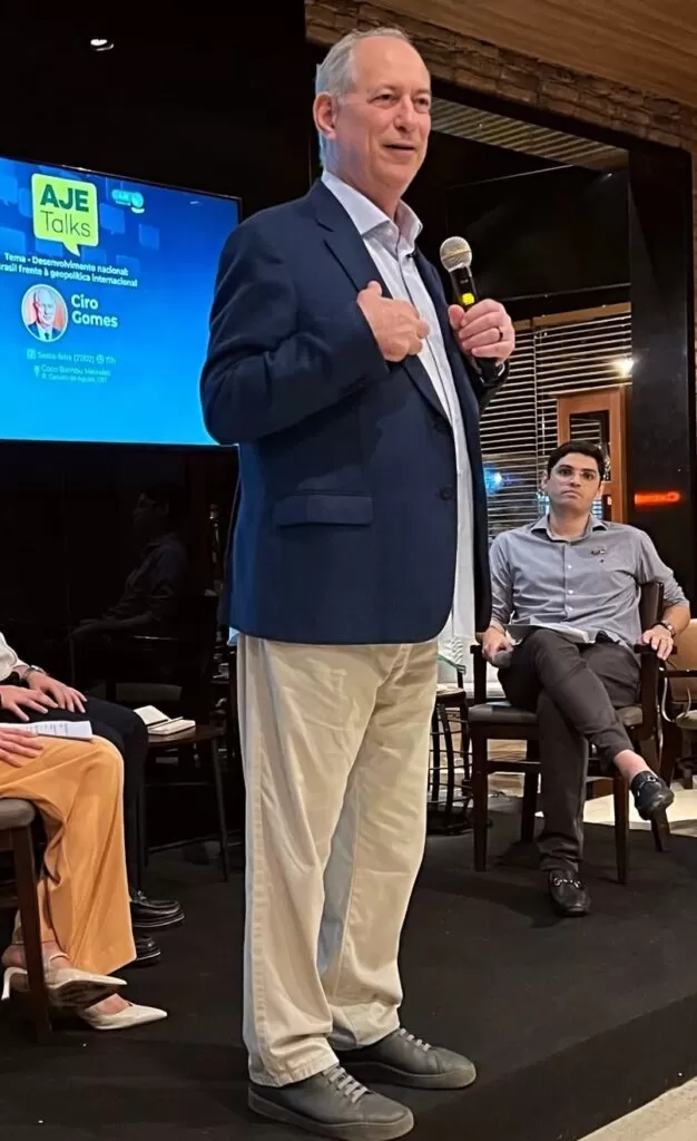 Ciro Gomes cobra posicionamento de Camilo Santana sobre futuro político e saída do MEC