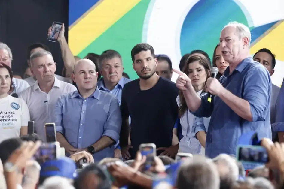 Ciro Gomes ignora polêmica com Flávio Bolsonaro