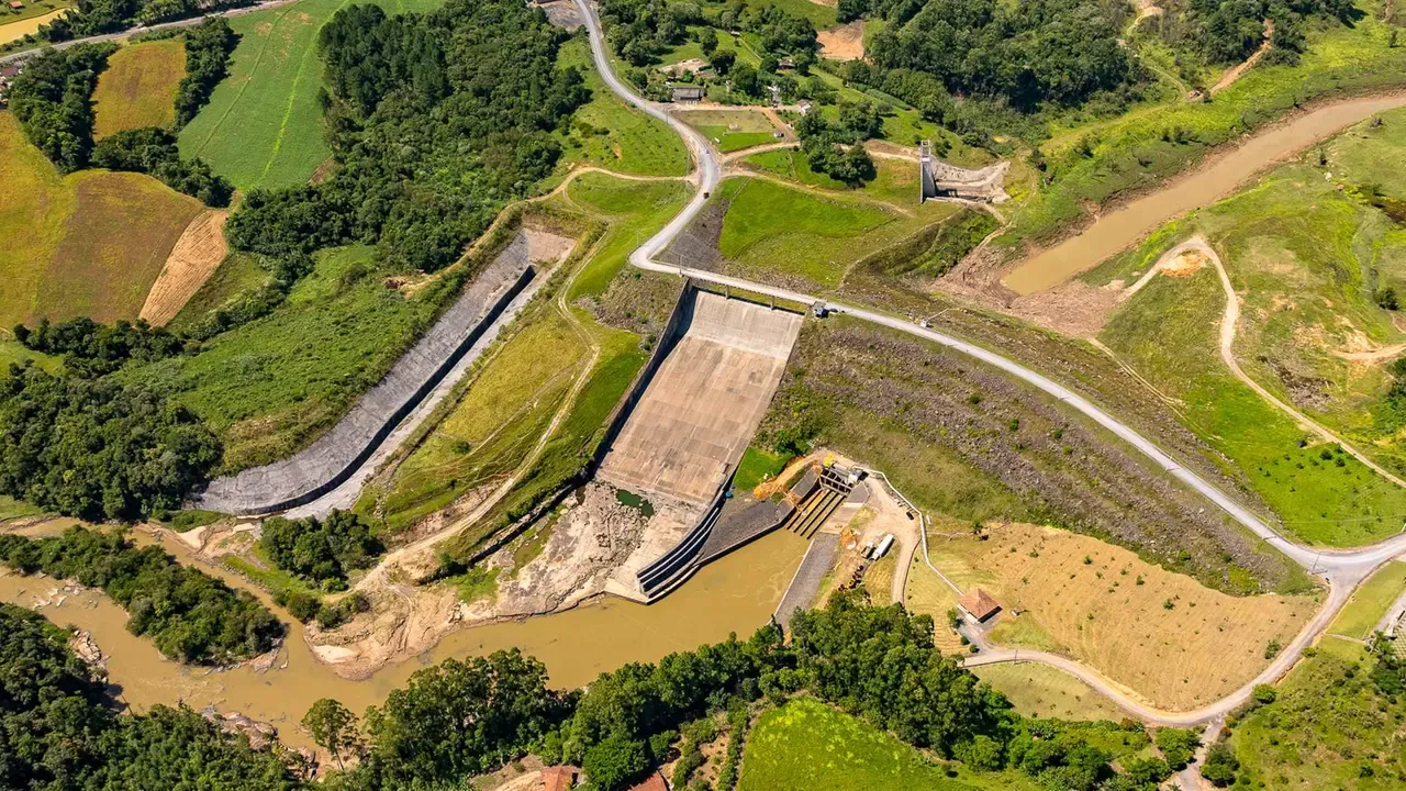 Comportas de barragem fechadas para buscas por menino autista