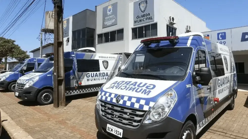 Criança é deixada sozinha em carro de aplicativo