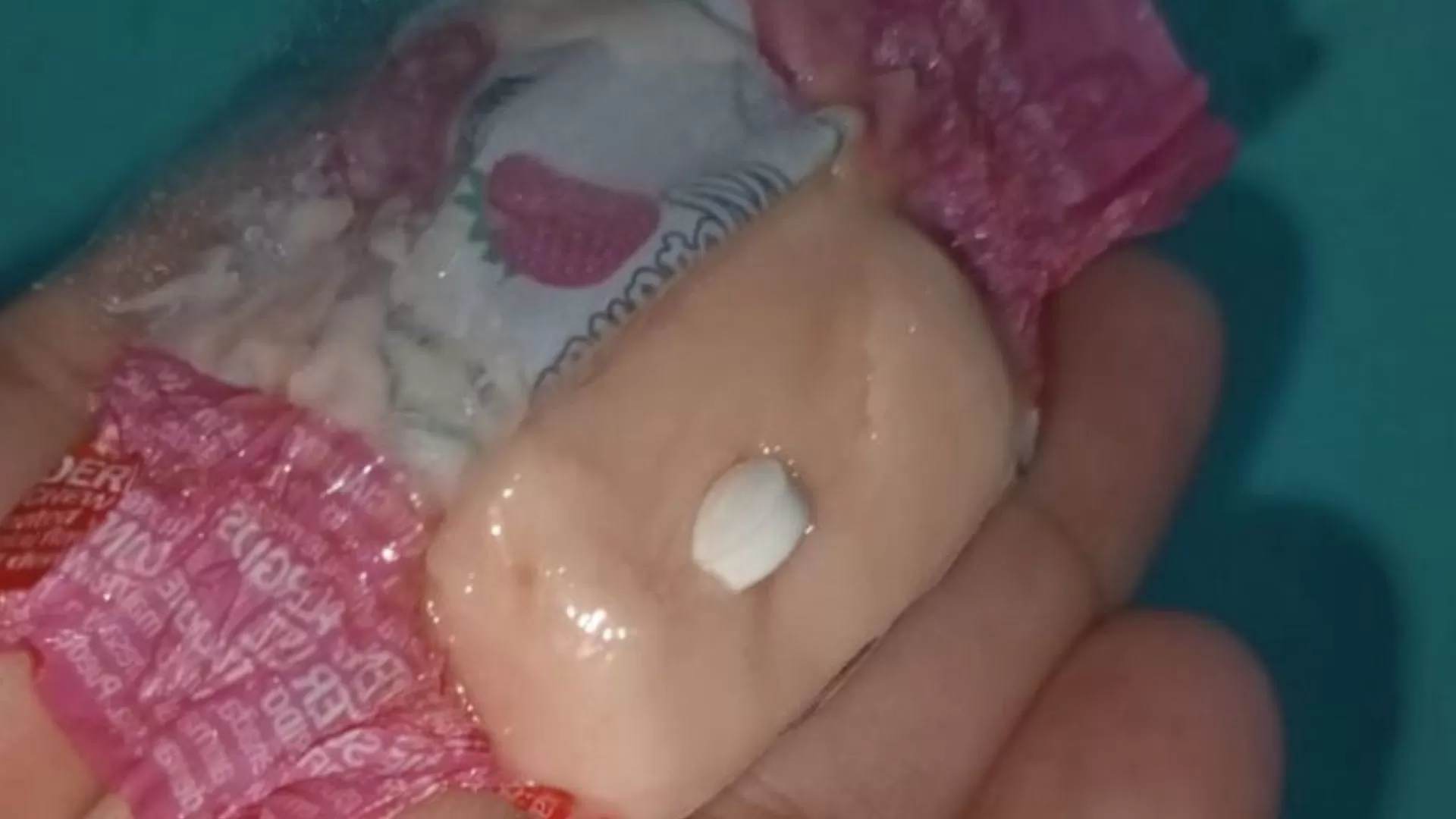 Criança passa mal após aceitar e comer bala distribuída por pessoas fantasiadas de Papai Noel em MG