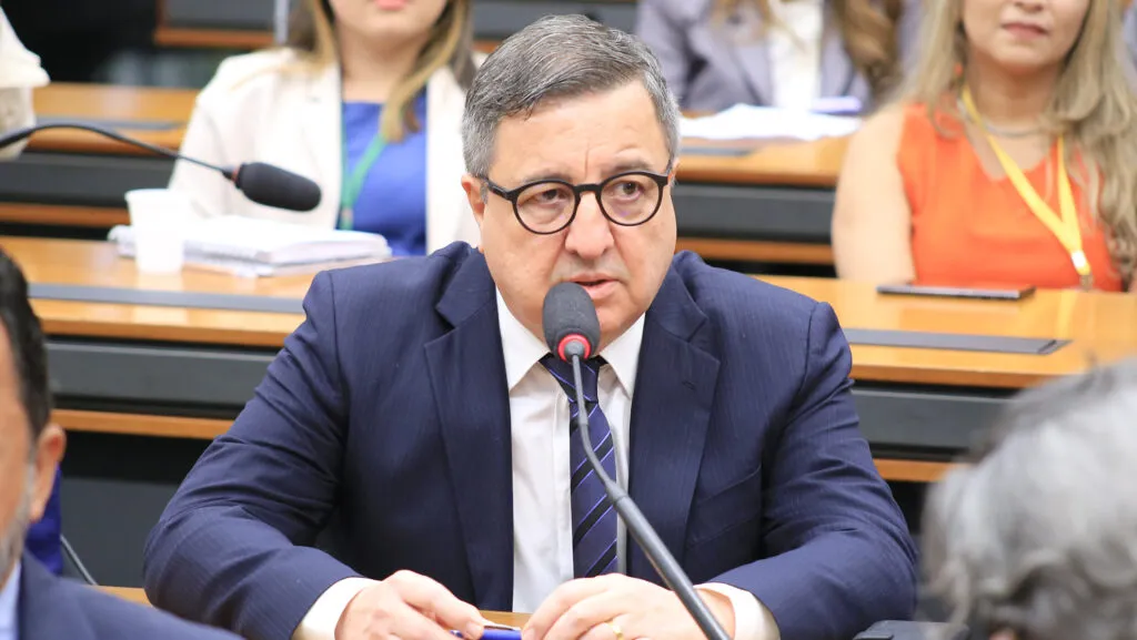 Danilo Forte cobra CPI do Banco Master na Câmara