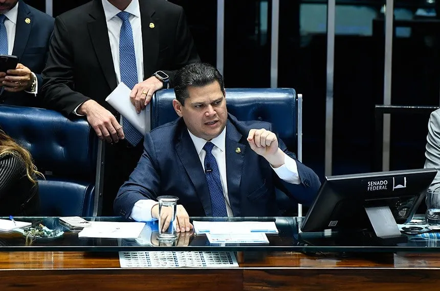 Davi Alcolumbre promulga Lei da Dosimetria após veto de Lula ser derrubado
