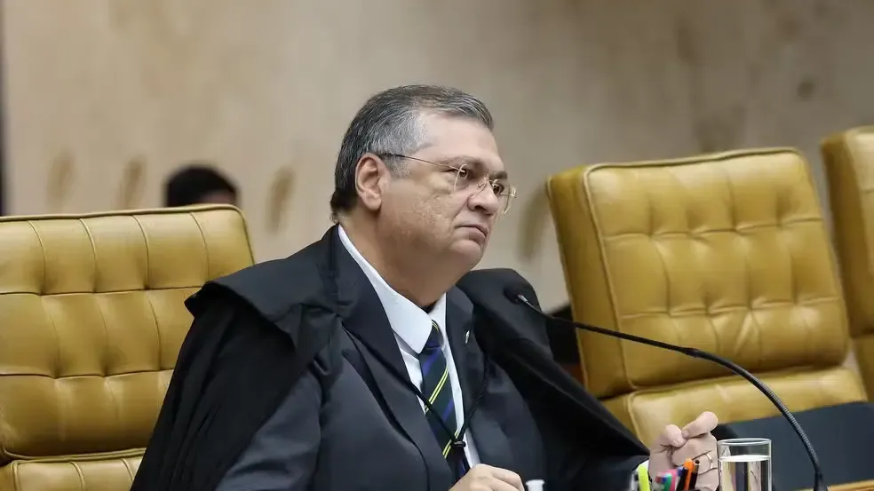 Defesa de Flávio Bolsonaro tentou redirecionar investigações do filme 'Dark Horse'