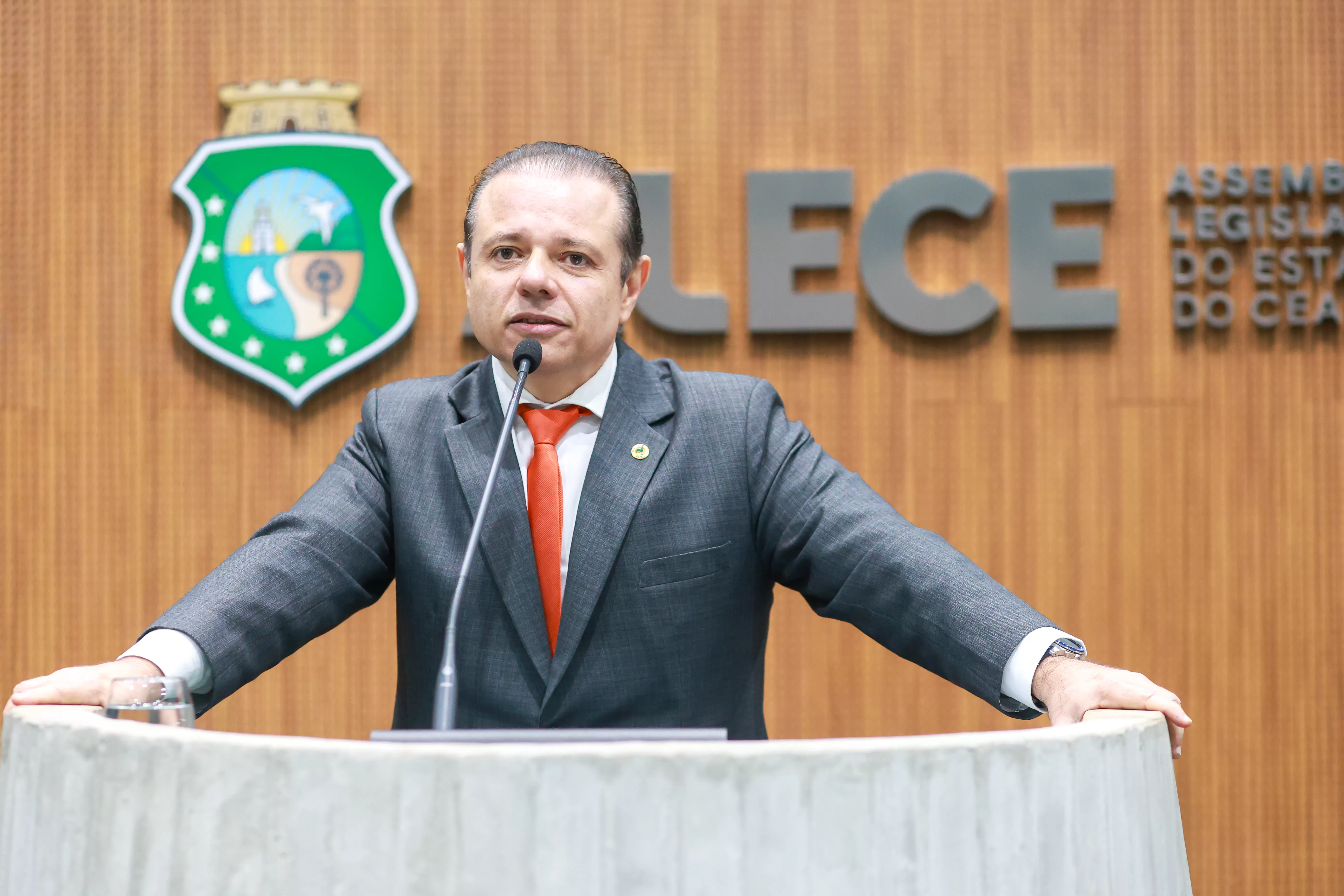 Deputado denuncia prefeito de envolvimento com facção; Aprece repudia declaração