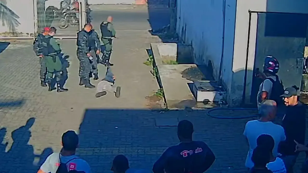 Dupla é presa em flagrante após tiroteio em tentativa de roubo na av. Mister Hull