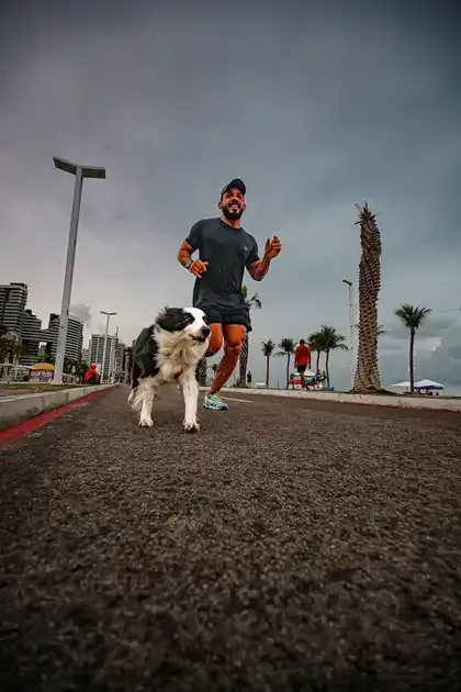 Dupla Inseparável: Tutor e Cadela Completam Meia Maratona em Fortaleza
