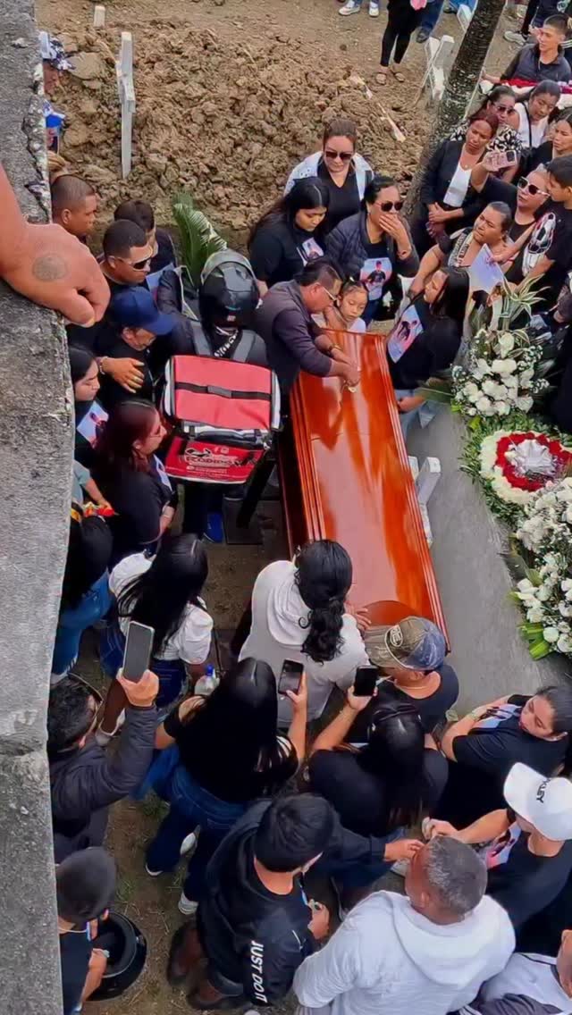Queda Inusitada: Entregador Cai em Cova Durante Velório na Venezuela